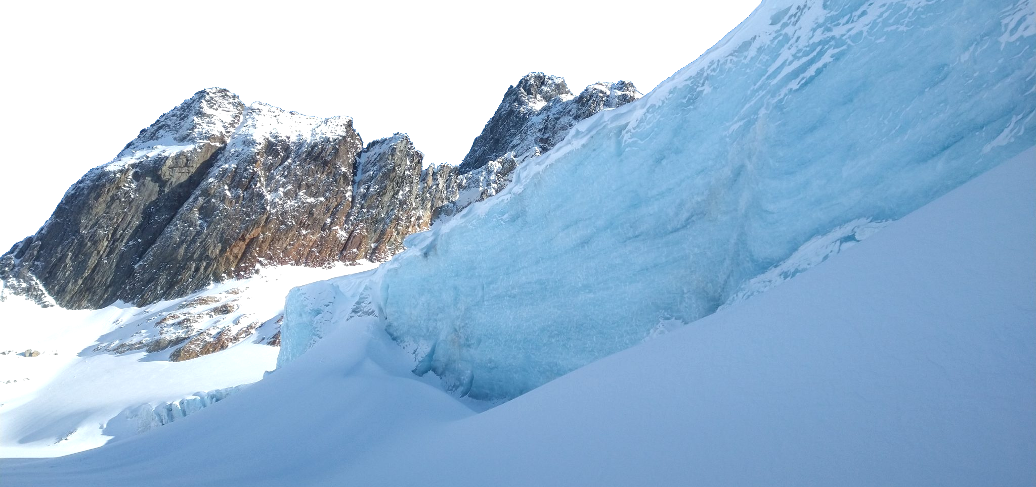 Pico rocoso y glaciar en Tierra del Fuego