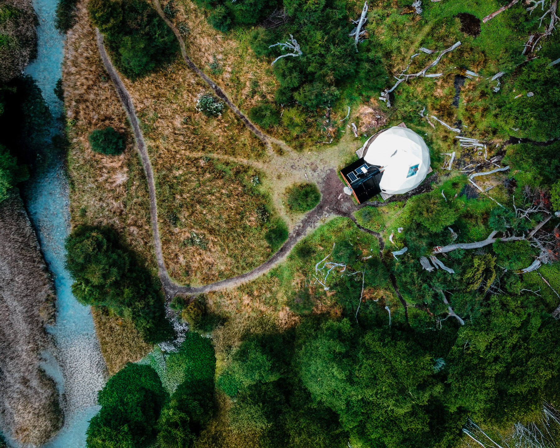 Vista aérea del Domo Titan junto al río, en el valle de Laguna Esmeralda